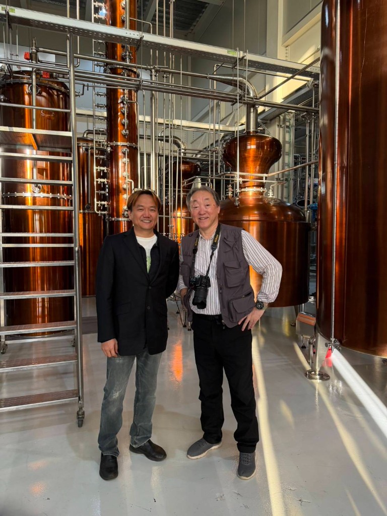 龐尼維爾創辦人於酒廠精餾設備與蒸餾器前合影